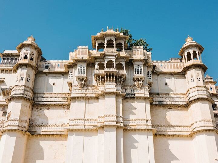 Royal Rajasthan Tour: भारतीय रेलवे राजस्थान घूमने का एक शानदार मौका लेकर आया है. इसके जरिए आप जयपुर, उदयपुर जैसी कई जगहों की सैर कर पाएंगे.