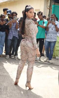 Nora Fatehi Pics: મોતી જડેલા જમ્પસૂટમાં સ્પોર્ટ થઇ નોરા ફતેહી, હોટ લૂક જોઇ ફેન્સ થયા દિવાના