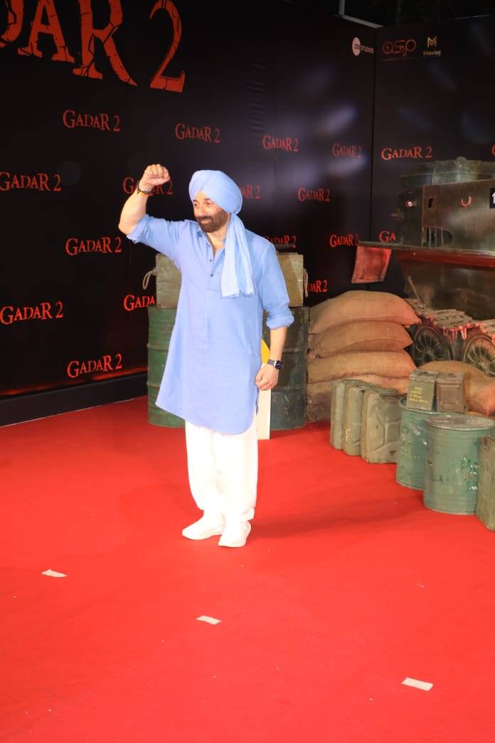 Sunny Deol arrives for the screening showing off his '2.5 kilo ka haath'