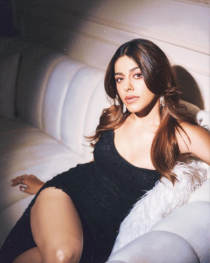 अलायाने तिचा जबरदस्त लूक आणि अभिनयाने वेगळीच छाप उमटवली आहे.