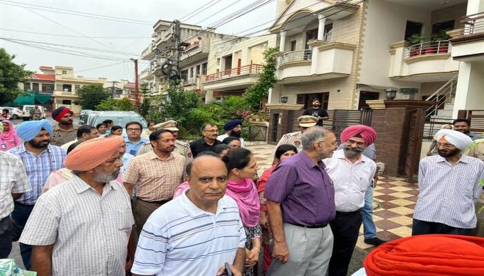 ਡਾ: ਬਲਬੀਰ ਸਿੰਘ ਨੇ ਮੋਹਾਲੀ ਦੇ ਸ਼ਹਿਰੀ ਖੇਤਰਾਂ 'ਚ ”ਹਰ ਸ਼ੁਕਰਵਾਰ ਡੇਂਗੂ ‘ਤੇ ਵਾਰ” ਮੁਹਿੰਮ ਦੀ ਕੀਤੀ ਅਗਵਾਈ Dr. Balbir Singh spearheaded the