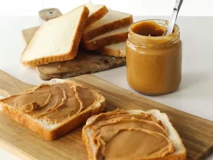 पीनट बटरमध्ये पॉलीअनसॅच्युरेटेड आढळते. पॉलीअनसॅच्युरेटेड फॅटी ऍसिड शरीरातील खराब कोलेस्टेरॉलचे प्रमाण कमी करण्यासाठी उपयुक्त मानले जाते. पीनट बटरच्या सेवनाने हृदय निरोगी राहण्यास मदत होते.