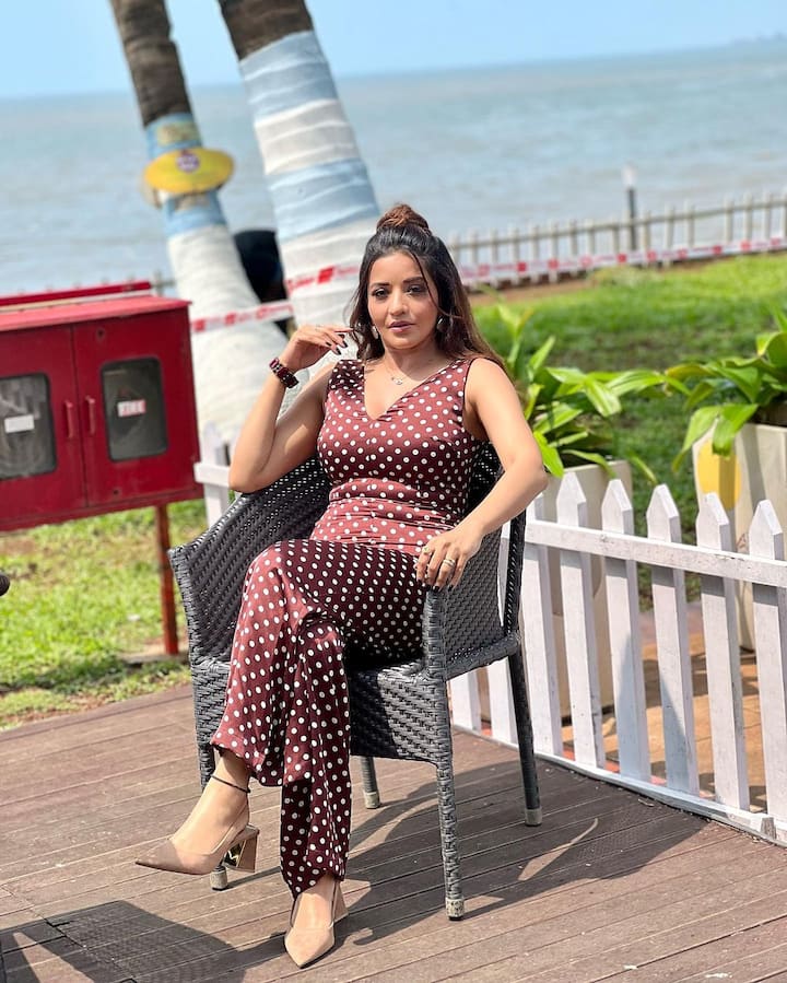 To complete her look, Monalisa opted for light makeup comprising a pink lipstick and kohl-laden eyes. Additionally, she tied her hair in a half bun. (Image Source: Instagram/Monalisa)