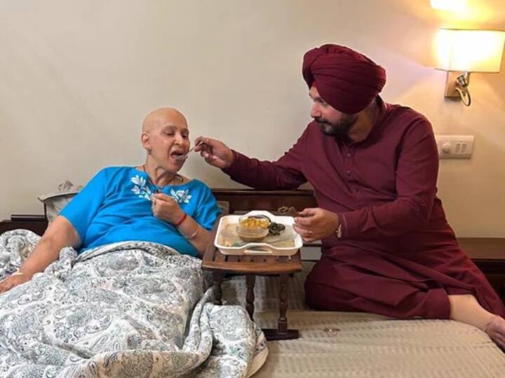 सिद्धू इन दिनों अक्सर अपनी पत्नी के साथ फोटोज शेयर कर रहे हैं. इस बार उन्होंने एक भावुक पोस्ट शेयर किया, जिसमें वह अपनी पत्नी को अपने हाथों से खाना खिला रहे हैं.