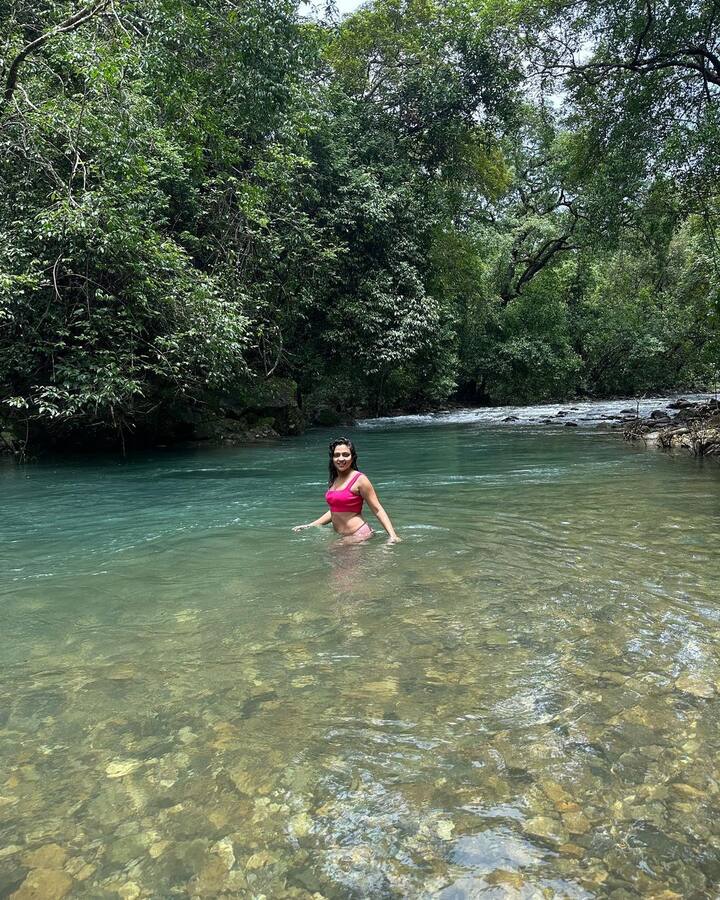 సోషల్ మీడియాలో ఎప్పటికప్పుడు తన గ్లామరస్ ఫోటోలతో అలరిస్తుంది.Photo Credit: Amala Paul/Instagram