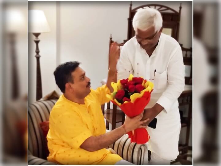 यह तस्वीर आरजेडी सुप्रीमो लालू प्रसाद यादव के काफी पुराने और काफी करीबी मित्र में से एक भोला यादव की है. बाबा से मिलने के लिए होटल मौर्या पहुंचे. बाबा को गुलदस्ता देकर बिहार सरकार के भविष्य के बारे में जानकारी ली. बता दें कि गुरुशरण महाराज ने ही कहा है कि महागठबंधन में क्या कुछ होने वाला है यह उन नेताओं को बता चुके हैं जो मिलने आए थे.