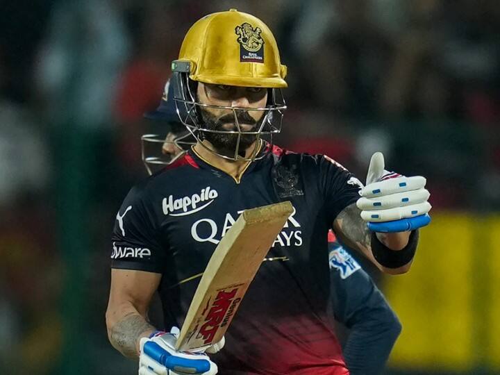 भारतीय टीम के खिलाड़ी विराट कोहली दुनिया के बेहतरीन क्रिकेटर्स की लिस्ट में शुमार हैं. कोहली इंटरनेशनल के साथ-साथ घरेलू टी20 लीग में दमदार प्रदर्शन करते हैं. वे इंडियन प्रीमियर लीग में कई बार कमाल दिखा चुके हैं. इसी वजह से उनकी लोकप्रियता काफी ज्यादा है. कोहली लोकप्रियता की वजह से अच्छी कमाई भी कर रहे हैं.