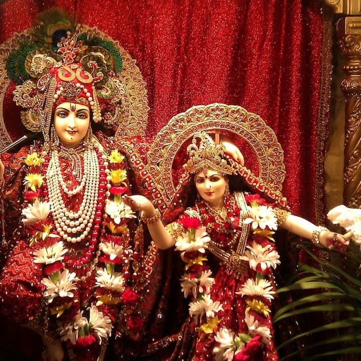 পুরাণ অনুসারে, রাত্রি বারোটায় রোহিণী নক্ষত্রে শ্রীকৃষ্ণের জন্ম হয়েছিল। এই বিশ্বাস অনুসারে, ৬ সেপ্টেম্বর গৃহস্থরা জন্মাষ্টমী ব্রত পালন করতে পারেন।