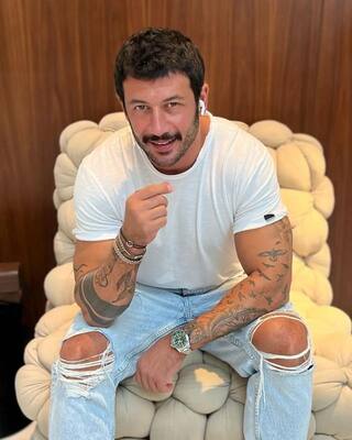 Jad Hadid ने मांगी Akansha Puri से माफी, Actress को कहा-'कमाल की Kisser' | ENT LIVE