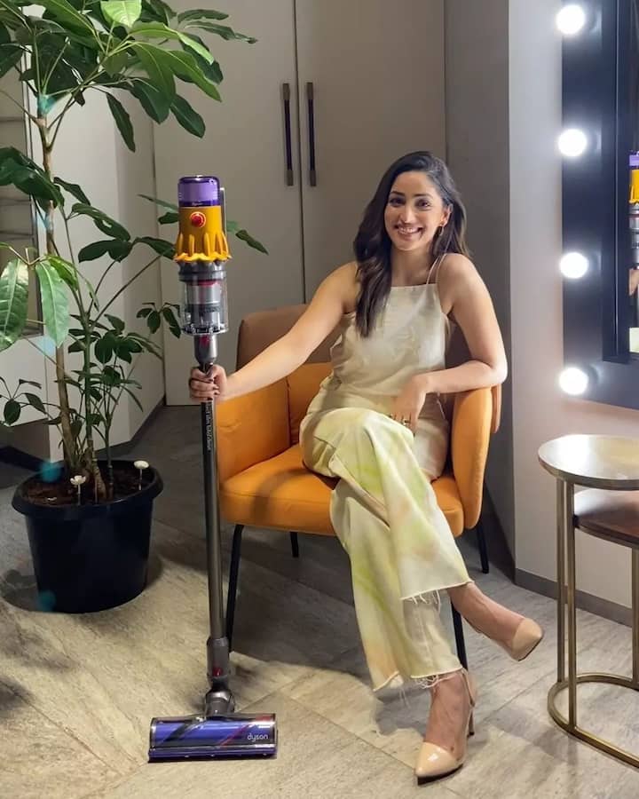 ये घर में यामी का ड्रेसिंग रूम है. जहां पर वुडन फ्लोरिंग की गई है. यहां पर एक्ट्रेस ने येलो चेयर रखी हुई है. साथ ही मिरर पर लाइटिंग भी की हुई है.