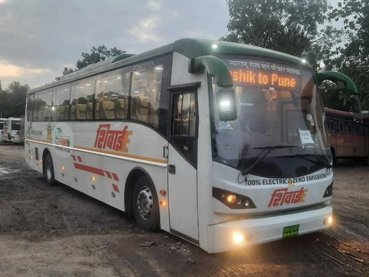 maharashtra news nashik news Six E Shivai buses have arrived in Nashik will run on the Nashik-Pune route Nashik Shivai Bus : आली रे आली! नाशिक ते पुणे जाणारी ई- शिवाई बस जबरदस्त फीचर्ससह आली, नाशिक ते पुणे तिकीट दर काय?