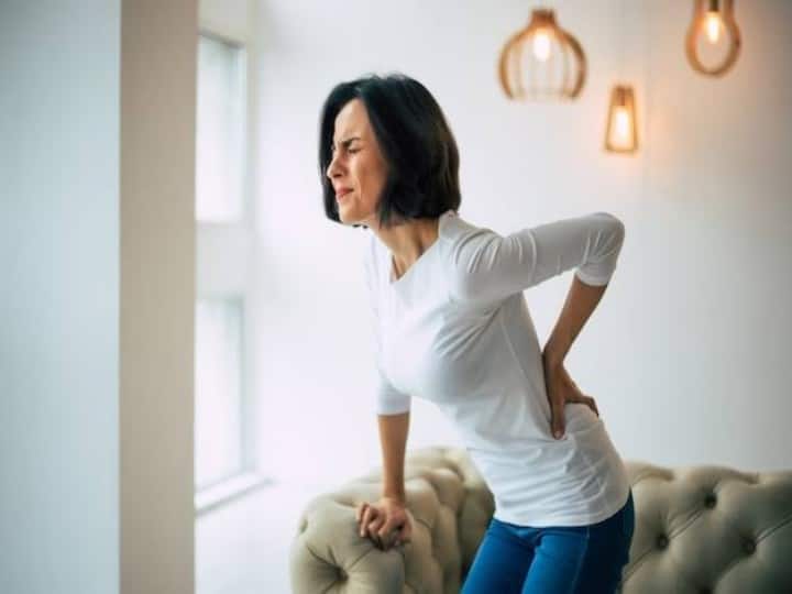health tips chronic back pain causes treatment medicine in hindi क्रॉनिक बैक पेन ने कर रखा है परेशान, जानें कारण और बचने का सबसे आसान समाधान