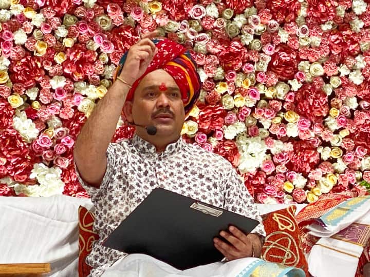 13 मई को बागेश्वर धाम के सरकार धीरेंद्र कृष्ण शास्त्री पटना आए थे और पांच दिनों तक प्रवचन किया था. दिव्य दरबार लगाया था. उसमें बीजेपी के सभी नेता बाबा के पास हाजिरी लगाने पहुंचे थे लेकिन महागठबंधन के नेताओं ने कोई खास दिलचस्पी नहीं ली थी. एक-दो लोग बाबा से मिले थे लेकिन विरोध ज्यादा दिखा था. इस बार पंडोखर धाम के सरकार पहुंचे तो नीतीश के मंत्री विधायक मिलने पहुंच गए. गुरुशरण महाराज का पटना में 8 से 10 अगस्त तक कार्यक्रम था.