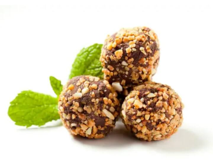 செய்முறை : முதலில் ஒரு பேனில் 3 டீஸ்பூன் வேர்க்கடலை, 1 கப் எள், ¾ கப் ஆளிவிதைகள் சேர்த்து மொறு மொறுவென அரைத்து கொள்ளவும். அதன் பிறகு இதனை நன்றாக ஆற வைத்து கொர கொரப்பாக அரைத்து எடுத்து கொள்ளுங்கள்.