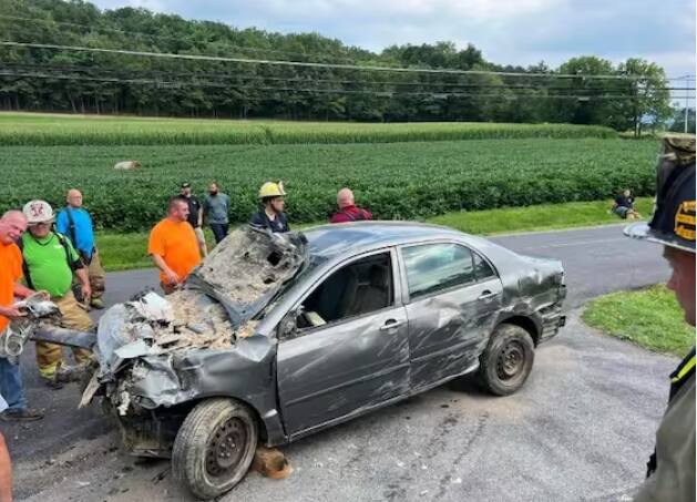 ਦਰਅਸਲ, ਇਸ ਵਿੱਚ ਇੱਕ ਕਾਰ ਘਰ ਦੀ ਦੂਜੀ ਮੰਜ਼ਿਲ ਨਾਲ ਲਟਕਦੀ ਨਜ਼ਰ ਆ ਰਹੀ ਹੈ। ਦੱਸਿਆ ਜਾ ਰਿਹਾ ਹੈ ਕਿ ਇਹ ਕਾਰ ਤੇਜ਼ ਰਫ਼ਤਾਰ ਨਾਲ ਇੱਕ ਪੁਲੀ ਨਾਲ ਟਕਰਾ ਗਈ ਅਤੇ ਹਵਾ ਵਿੱਚ ਉੱਡ ਕੇ ਉੱਥੇ ਹੀ ਨੇੜਲੇ ਘਰ ਦੀ ਦੂਜੀ ਮੰਜ਼ਿਲ ਵਿੱਚ ਜਾ ਵੜੀ।