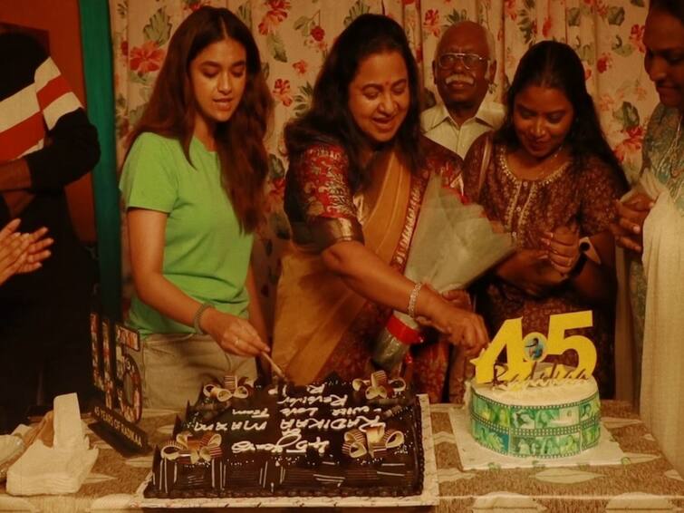 Revolver Ritta team has celebrated 45 years of readhika sarthukumar with cake cutting Radhika Sarathkumar : 45 இயர்ஸ் ஆஃப் ராதிகா... கேக் வெட்டி கொண்டாடிய 'ரிவால்வர்' ரீட்டா டீம் 