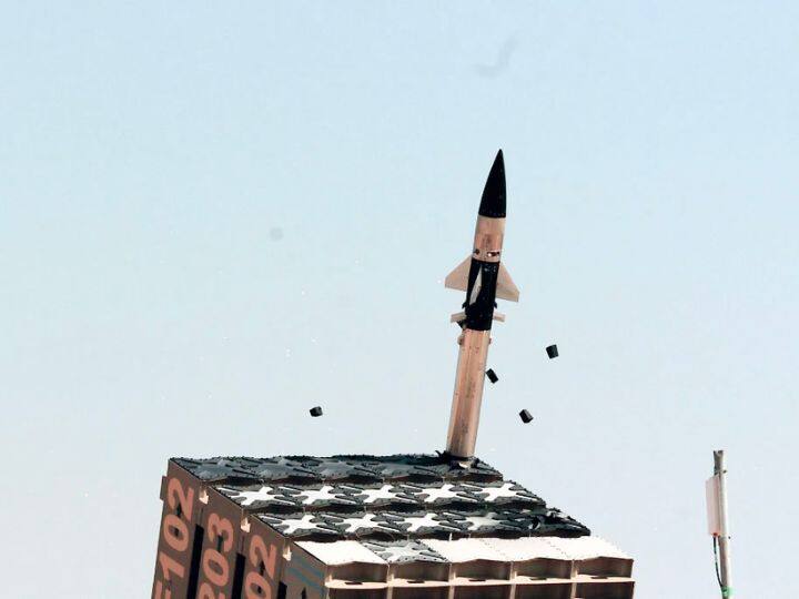 दूसरे नंबर पर आयरन डोम है. ये अपने तरह का एक खास हथियार है जिसे इजराइल के दक्षिणी क्षेत्र में इसे लगाया गया है. सबसे बड़ी बात ये है कि आयरन डोम करीब 70 किमी दूर से ही किसी रॉकेट का पता लगा कर उसे नष्ट कर सकता है. आपको बता दें, नवंबर 2012 में 8 दिनों के अंदर इसने 421 मिसाइलों को मार गिराया था.