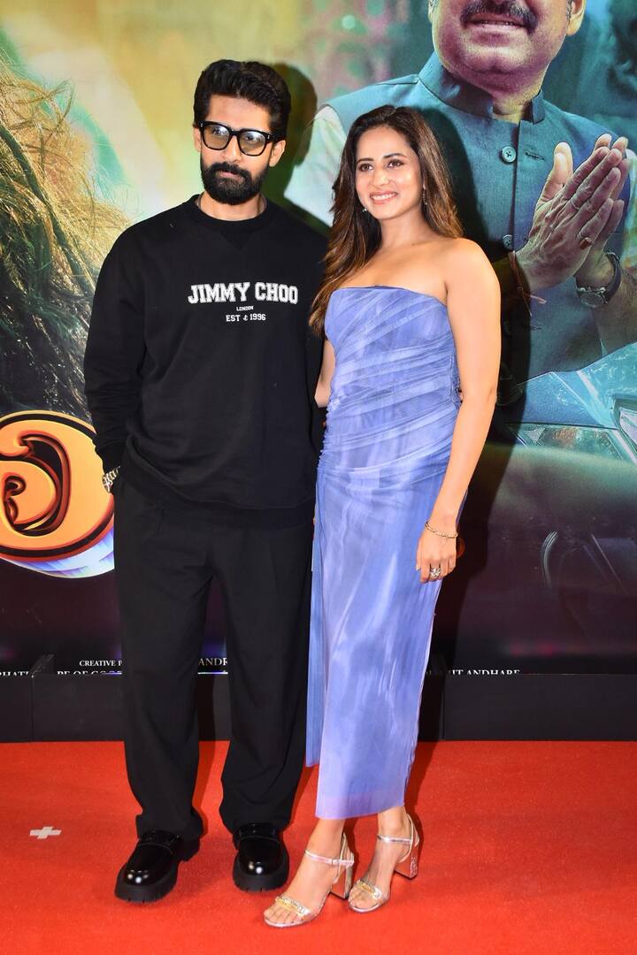 वहीं सरगुन मेहता और रवि दूबे भी अक्षय कुमार की फिल्म को सपोर्ट करने के लिए स्पेशल स्क्रीन पर पहुंचे.