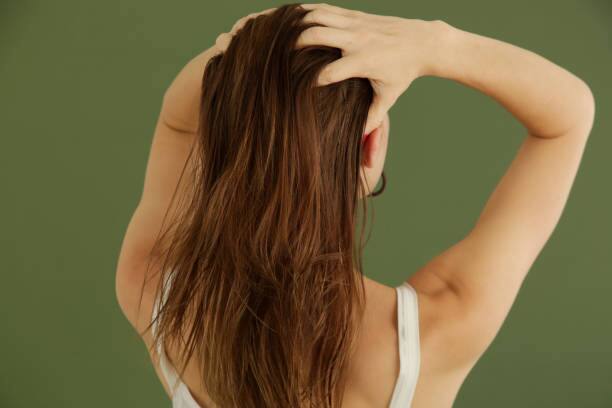 homemade hair oils for hair growth how to get rid of hair fall Hair Oil : पावसाळ्यात केसगळतीमुळे त्रस्त आहात, 'हे' घरगुती केसांचं तेल वापरून पाहा