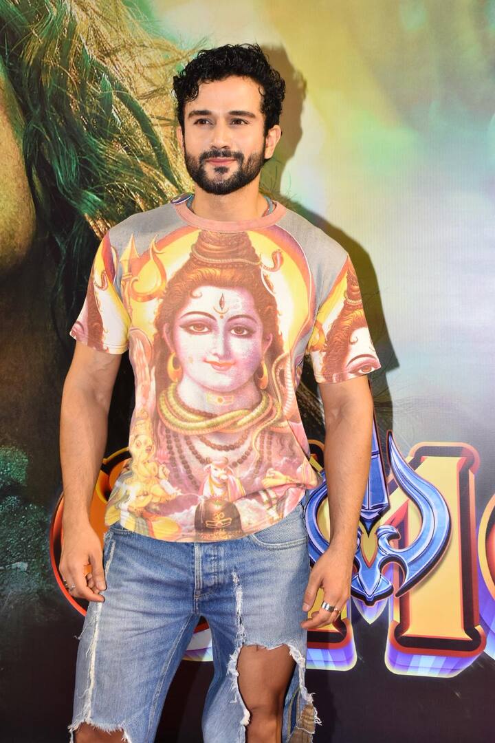 कई सेलेब्स शिव भगावन की प्रिंटेड टीशर्ट पहने स्पेशल स्क्रीनिंग के लिए जाते दिखे.