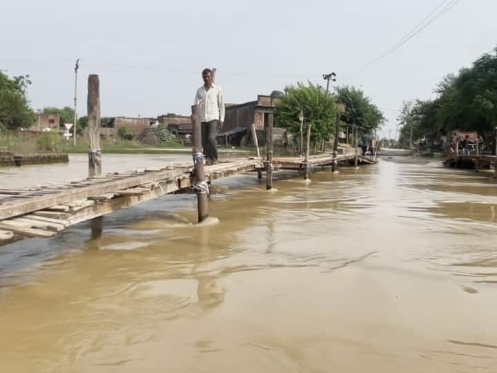 UP Flood Ramnagar River water overflow in Moradabad crops damage people demand bridge ann UP Flood: मुरादाबाद में रामगंगा नदी का जलस्तर बढ़ने से परेशानी, पुल नहीं होने की वजह से ग्रामीणों ने बनाया देसी जुगाड़