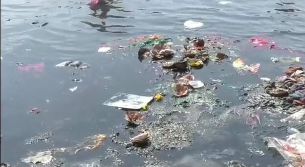 दर तीन वर्षांनी एकदा येणाऱ्या अधिक मासाचे वारकरी संप्रदायात मोठे महत्त्व असल्याने रोज चार ते पाच लाख भाविक पंढरपूरला येत आहेत.