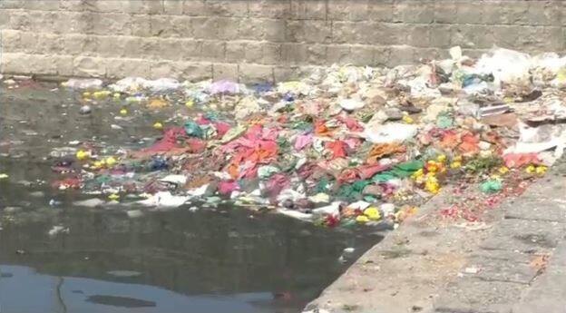 विठूरायाच्या दर्शन व्यवस्थेत सावळा गोंधळ सुरु असताना चंद्रभागेची अवस्थाही खराब झाल्याने रोज येणारे हजारो भाविक व्यवस्थेवर नाराज होत आहेत.