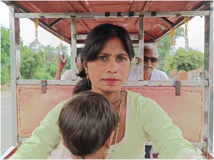 Amroha Woman driving e-rickshaw with daughter tied to stomach sets example of women empowerment UP News: मार से तंग आकर महिला ने शराबी पति को छोड़ा, अब बेटी को पेट से बांध चला रही ई-रिक्शा