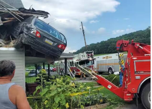 ਹੁਣ ਤੱਕ ਤੁਸੀਂ ਸੜਕ ਹਾਦਸੇ ਦੇ ਕਈ ਵੀਡੀਓ ਦੇਖੇ ਹੋਣਗੇ। ਕਈ ਵਾਰ ਹਾਦਸਾ ਇੰਨਾ ਭਿਆਨਕ ਹੁੰਦਾ ਹੈ ਕਿ ਗੱਡੀ ਕਈ ਫੁੱਟ ਹਵਾ ਵਿੱਚ ਉੱਡ ਜਾਂਦੀ ਹੈ। ਇਨ੍ਹੀਂ ਦਿਨੀਂ ਸੋਸ਼ਲ ਮੀਡੀਆ 'ਤੇ ਇਕ ਪੋਸਟ ਵਾਇਰਲ ਹੋ ਰਹੀ ਹੈ, ਜਿਸ ਨੂੰ ਦੇਖ ਕੇ ਤੁਸੀਂ ਦੰਗ ਰਹਿ ਜਾਓਗੇ।