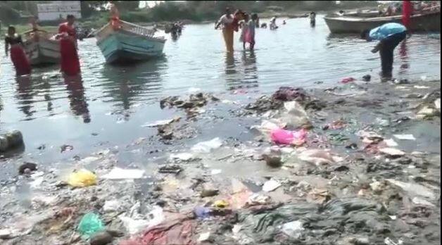 चंद्रभागा वाळवंट आणि नदी पात्रात घाणीचे साम्राज्य पसरले असून पाण्याला वास येत असल्याने अशा घाण पाण्यातच या पुरुषोत्तम मासाचे पवित्र स्नान करावे लागत आहे.