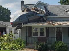 Car Accident: नहीं देखा होगा ऐसा एक्सीडेंट, हवा में उड़ता कार घर के दूसरे फ्लोर को तोड़कर सीधा अंदर घुसा