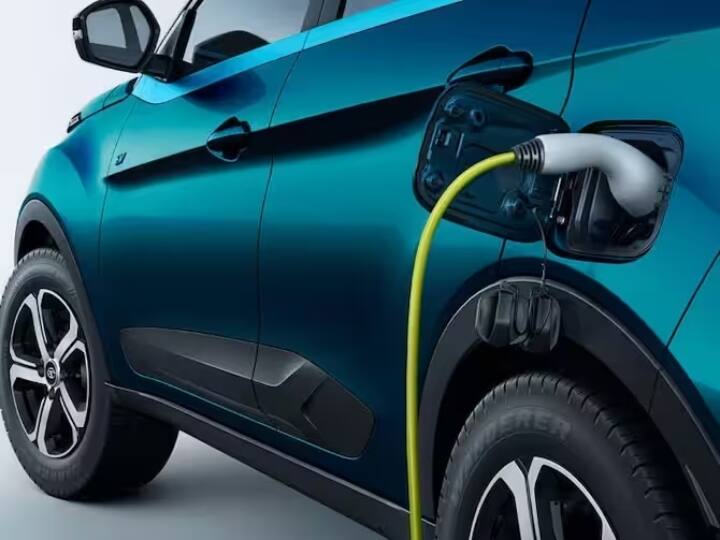 Follow these electric vehicle safely charging tips to avoid any harmful incident EV Charging Tips: इलेक्ट्रिक व्हीकल चार्ज करते समय रखें इन बातों का ध्यान, नहीं होगा तगड़ा नुकसान