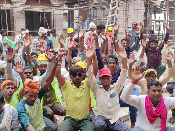 Mirzapur Labours protest Yogi Adityanath Dream Project Vindhya Corridor work stalled against assault and abuse ANN UP News: मिर्जापुर में CM योगी के ड्रीम प्रोजेक्ट पर लगा ब्रेक, मारपीट और बदसलूकी के विरोध में धरने पर बैठे मजदूर