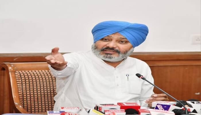 'ਆਪ' ਨੇ ਮੁੱਖ ਚੋਣ ਕਮਿਸ਼ਨਰ ਨਿਯੁਕਤ ਕਰਨ ਵਾਲੀ ਕਮੇਟੀ 'ਚ ਸੀਜੇਆਈ ਦੀ ਥਾਂ ਕੈਬਨਿਟ ਮੰਤਰੀ ਨੂੰ ਸ਼ਾਮਲ ਕਰਨ ਵਾਲੇ ਬਿੱਲ ਨੂੰ ਲੈ ਕੇ ਭਾਜਪਾ 'ਤੇ ਕੀਤਾ ਹਮਲਾ AAP attacks BJP over Bill replacing CJI with cabinet minister in committee to appoint Chief Election Commissioner 'ਆਪ' ਨੇ ਮੁੱਖ ਚੋਣ ਕਮਿਸ਼ਨਰ ਨਿਯੁਕਤ ਕਰਨ ਵਾਲੀ ਕਮੇਟੀ 'ਚ ਸੀਜੇਆਈ ਦੀ ਥਾਂ ਕੈਬਨਿਟ ਮੰਤਰੀ ਨੂੰ ਸ਼ਾਮਲ ਕਰਨ ਵਾਲੇ ਬਿੱਲ ਨੂੰ ਲੈ ਕੇ ਭਾਜਪਾ 'ਤੇ ਕੀਤਾ ਹਮਲਾ