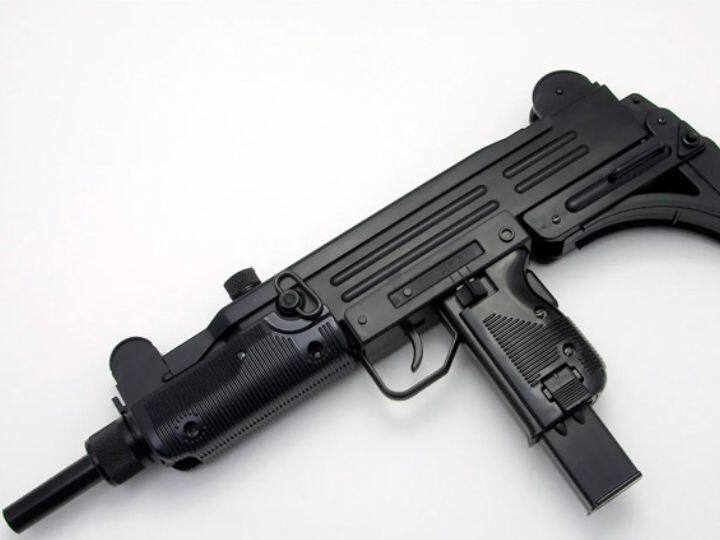 सबसे पहले हम आपको उजी सबमशीन गन के बारे में बताते हैं. इजराइल में बनी ये गन अपने कॉम्पैक्ट साइज के लिए लोकप्रिय है. इसके साथ ही ये इतनी घातक है कि इसके सामने किसी भी दुश्मन का टिक पाना लगभग नामुमकिन है. गुरिल्ला लड़ाकों और स्पाई एजेंट्स का ये सबसे पसंदीदा हथियार है.