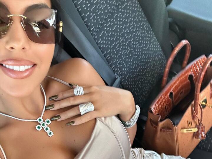 क्रिस्टियानो रोनाल्डो की गर्लफ्रेंड जॉर्जिना अपनी स्टाइल के लिए जानी जाती हैं.