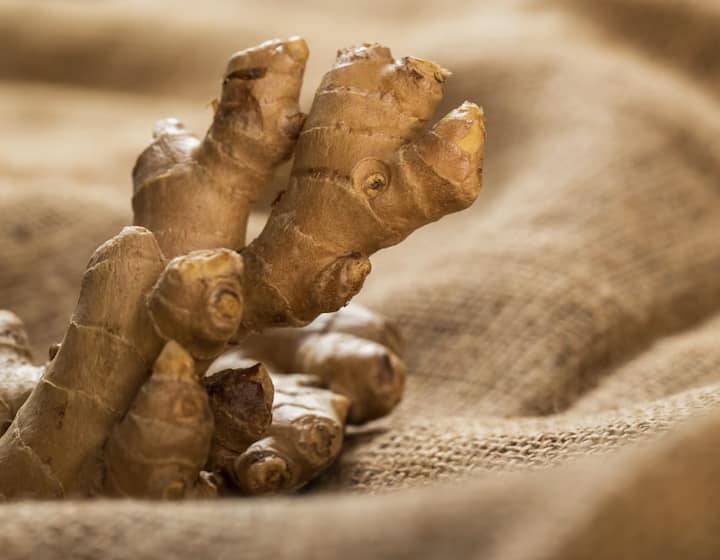 अदरक में जिंजरोल जैसे बायोएक्टिव यौगिक होते हैं, ये एक सूजन-रोधी गुण हैं.मॉलिक्यूल्स जर्नल में प्रकाशित एक अध्ययन में पाया गया कि अदरक में सूजन-रोधी और एंटीऑक्सीडेंट गुण होते हैं.इसे अपने आहार में शामिल करने से सूजन को कम करने में मदद मिल सकती है और ऑस्टियोआर्थराइटिस जैसी स्थितियों से राहत मिल सकती है.