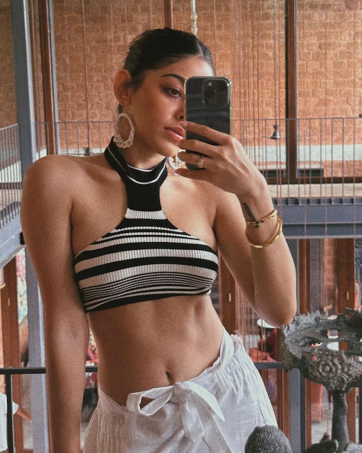 आकर्षक फोटो आणि स्टायलिश पोशाखांव्यतिरिक्त चाहत्यांना अलायाची मोहक स्माईल आवडते. तिच्या इन्स्टाग्राम फोटोंवर चाहत्यांच्या लाईक्स आणि कमेंट्सचा पाऊस असतो.