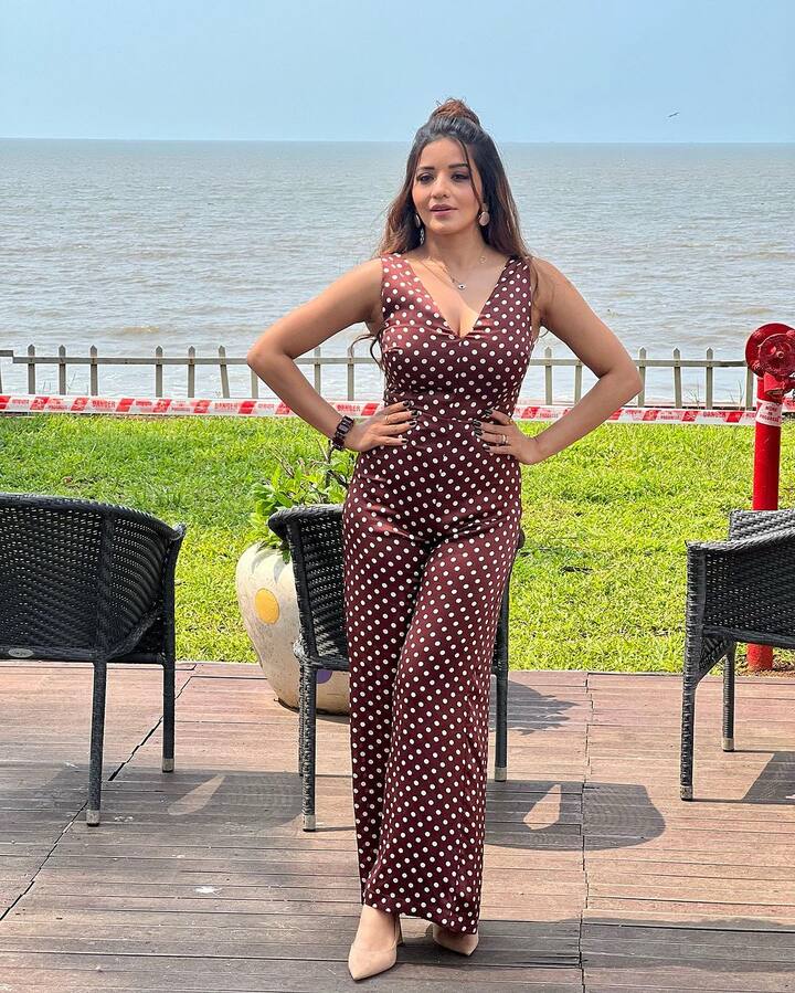 Monalisa paired her outfit with peach peeptoes and accessorised the outfit with a locket and small earrings. (Image Source: Instagram/Monalisa)