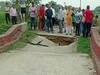 Basti News: बस्ती के सल्टौवा में जमीन में धंसा नहर पर बने पुल का हिस्सा, प्रशासन ने शुरू किया मरम्मत का काम