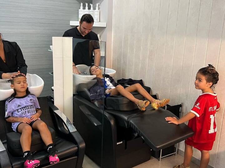 जॉर्जिना अपने बॉयफ्रेंड और बच्चों के साथ स्पा का भी लुफ्त उठाती हुई दिखीं.