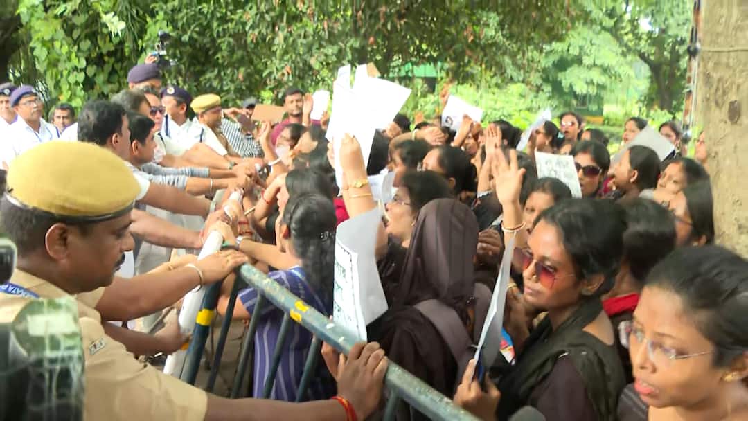 TET Qualified Candidates Of 2022 Agitate At City Centre For Immediate Recruitment TET Agitation:দ্রুত নিয়োগের দাবিতে এবার পথে '২২-র উত্তীর্ণ টেটপ্রার্থীরা, মিছিল শিয়ালদা থেকে ধর্মতলা পর্যন্ত