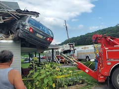 Car Accident: नहीं देखा होगा ऐसा एक्सीडेंट, हवा में उड़ता कार घर के दूसरे फ्लोर को तोड़कर सीधा अंदर घुसा