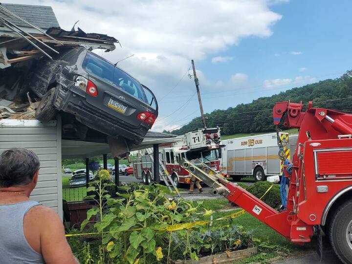 अभी तक आपने सड़क दुर्घटना के कई वीडियो देखे होंगे. कई बार दुर्घटना इतना भयंकर होता है कि गाड़ियां कई फीट हवा में उड़ जाती है. इन दिनों सोशल मीडिया पर एक पोस्ट वायरल हुआ है जिसे देखकर आप दंग रह जाएंगे.