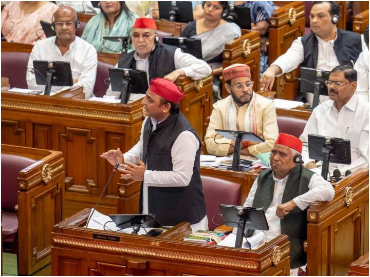 Akhilesh Yadav taunted CM Yogi over bull and one trillion dollar economy In UP Assembly UP Assembly Session: अखिलेश यादव का सीएम योगी पर तंज, कहा- मुख्यमंत्री अपने जिले में एक 'सांड सफारी' बना दें, एक ट्रिलियन डॉलर...