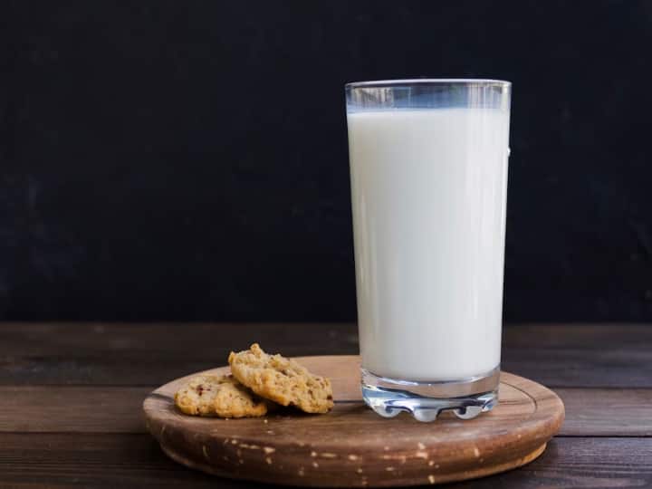 Milk Ghee Benefits: क्या आप दूध में घी मिलाकर पीने के लाभों के बारे में जानते हैं. अगर नहीं तो आज इस आर्टिकल में पता चल जाएगा.