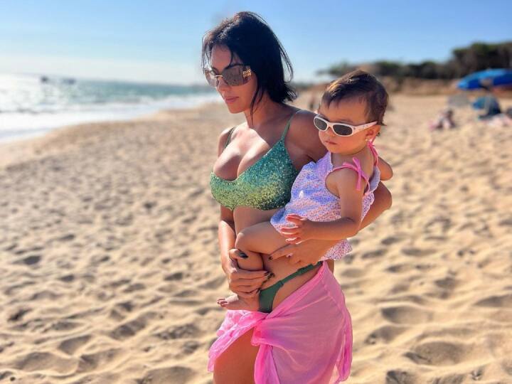 जॉर्जिना रोड्रिगेज ने अपनी फैमली ट्रिप की फोटो इंस्टाग्राम अकाउंट पर भी शेयर की हैं.