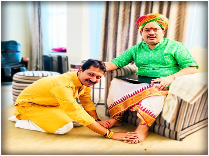 यह तस्वीर बिहार के साइंस एवं टेक्नोलॉजी मंत्री सुमित सिंह की है. विधानसभा चुनाव में निर्दलीय जीत कर आए थे लेकिन नीतीश कुमार ने जेडीयू कोटे से मंत्री बनाया है. अब बाबा के आगमन की जानकारी मिलते ही उनके शरण में गए और पैर पकड़ कर आशीर्वाद लेने लगे.