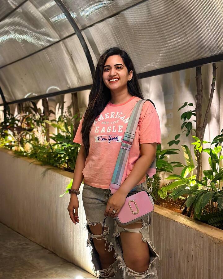 యాంకర్ స్రవంతి ఒక్కసారిగా పుష్ప సినిమా ఇంటర్వూతో లైమ్ లైట్‌లోకి వచ్చింది. ఆ తర్వాత బిగ్ బాస్ ఓటీటీ సీజన్‌లో అవకాశం రావడంతో మరింత పాపులర్ అయింది.