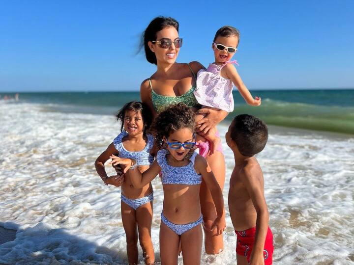 जॉर्जिना ने एक पोस्ट पर  कैप्शन लिखा है कि सुंदरता देखने वाले की आंखों में होती है.